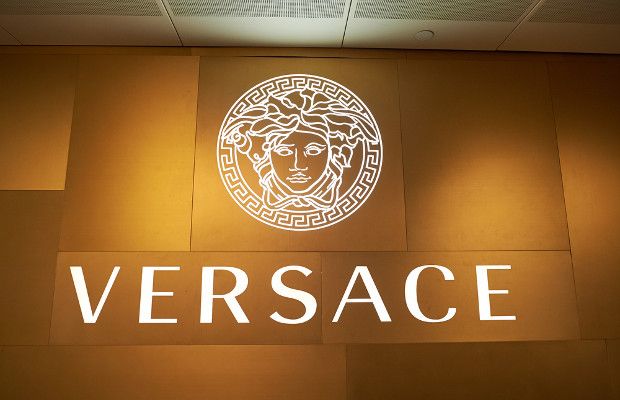 関税送料込★VERSACE ロゴフーディー VIP価格】VERSACE ロゴ ジップアップフーディー (VERSACE